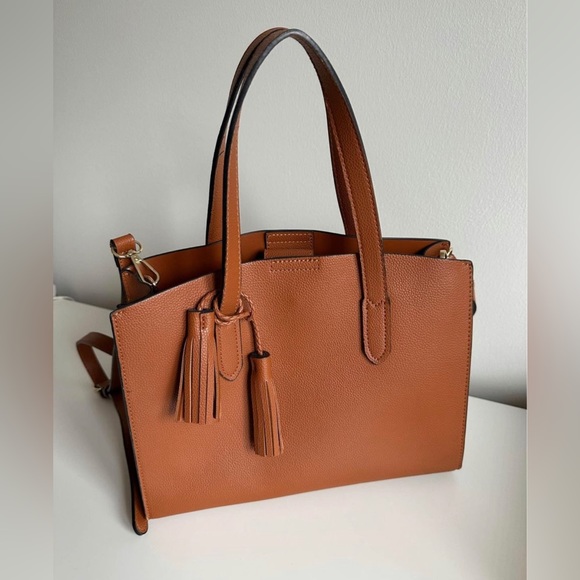 Ladies handbag with an extended strap
Bought in South Africa - Picture 2 of 4